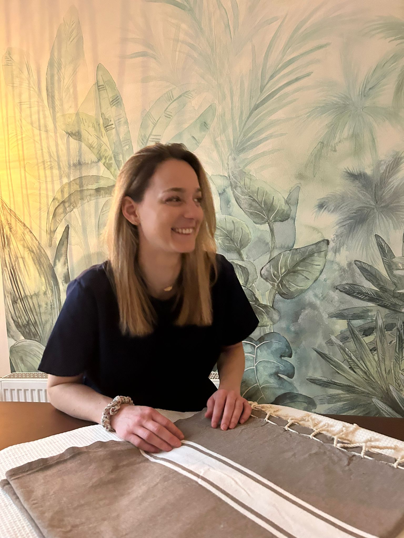 logo de l'entreprise 'O petits soins de Laeti' où on voit Laetitia à son bureau